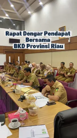Pekanbaru - Komisi I DPRD Provinsi Riau menggelar Rapat Dengar Pendapat (RDP) pembahasan Rancangan Perubahan Anggaran Tahun Anggaran 2025 bersama Badan Kepegawaian Daerah (BKD) Provinsi Riau, yang berlangsung di Ruang Rapat Komisi I. Rapat dipimpin Ketua Komisi I DPRD Provinsi Riau Nur Azmi Hasyim, didampingi Sekretaris Komisi I DPRD Provinsi Riau M. Amal Fathullah, serta dihadiri anggota Komisi I DPRD Provinsi Riau, yakni Sumardany Zirnata, Hardianto, Ayat Cahyadi, Sunaryo, dan Zulaikhah. Hadir dalam rapat ini, Kepala BKD Provinsi Riau beserta jajaran.  Dalam paparannya, BKD Provinsi Riau menyampaikan realisasi anggaran serta kegiatan yang telah terlaksana sepanjang tahun berjalan, sekaligus memaparkan evaluasi atas anggaran tahun 2025 yang sudah terealisasi. RDP ini menjadi bagian dari rangkaian pembahasan APBD Perubahan 2025 sekaligus persiapan penyusunan Rancangan APBD Murni 2026, dengan harapan hasilnya dapat mendukung tata kelola anggaran yang lebih baik. #dprdriau #komisi1dprdriau 