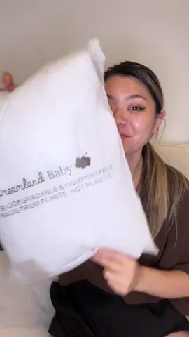 Perfect pillow for a toddler ! Just the right size for your little one ! Not too big or not too flat. Safe materials. . @Dreamland Baby @dreamlandbabyco #toddlergift #giftsfortoddlers #pillowforkids #dreamlandbaby #dreamlandbabypartner 