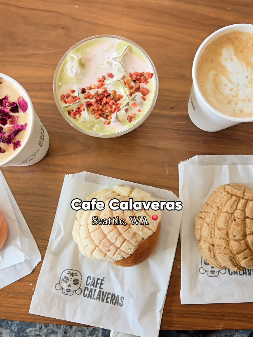 El lugar perfecto para un cafécito con una concha es Cafe Calaveras en Seattle, WA📍 s/o to @kimberlyyduh ᥫ᭡ the city girl  for putting me on! #cafe #concha #mexicano #seattletiktok #itsandro_mx 