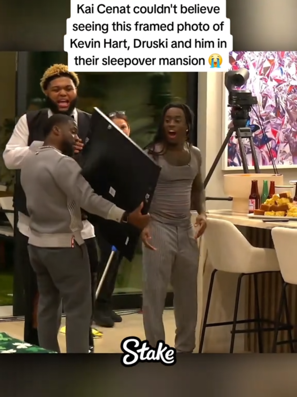 Kai Cenat couldn't believe seeing this framed photo of Kevin Hart, Druski and him in their sleepover mansion 😭 #kaicenat #fyp 