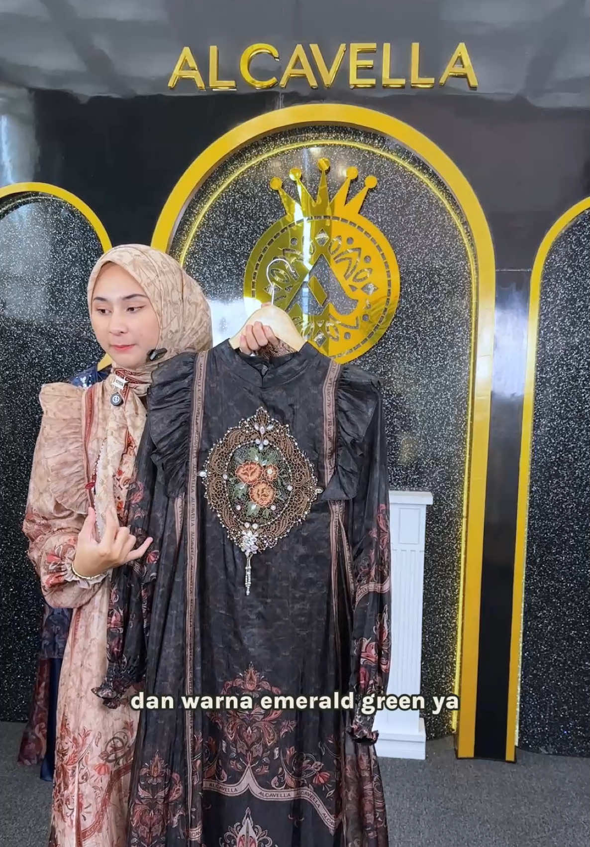 Mau tampil mewah tanpa ribet? Dress Alcavella udah ada di keranjang kuning 💛 #alcavella #promomakangajian #saatnyabersinar #gamiskekinian #gamiscantik 
