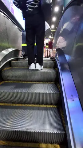 Suasana malam di gambir, 2 KA Gajayana & Cakrabuana  #keretaapi #gajayana #cakrabuana #KAI #railfansindonesia 