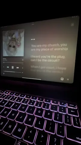 Melting #applemusic #lyrics_songs #fypシ゚viral #kaliuchis #melting 