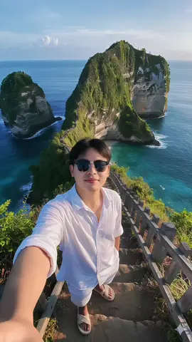Surga kecil di ujung tebing 🌊☀️ Gini caranya ini👇 1. Buka google gemini 2. Klik + lalu pilih foto dari galeri. 3. Ketik 