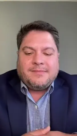 Este hombre no podía dormir sabiendo que Gregory, entre otras personas, podría regresar a Venezuela. Por eso decidió ayudarlo sin esperar nada a cambio. #ayuda #venezuela #amigos #gregory #protestas