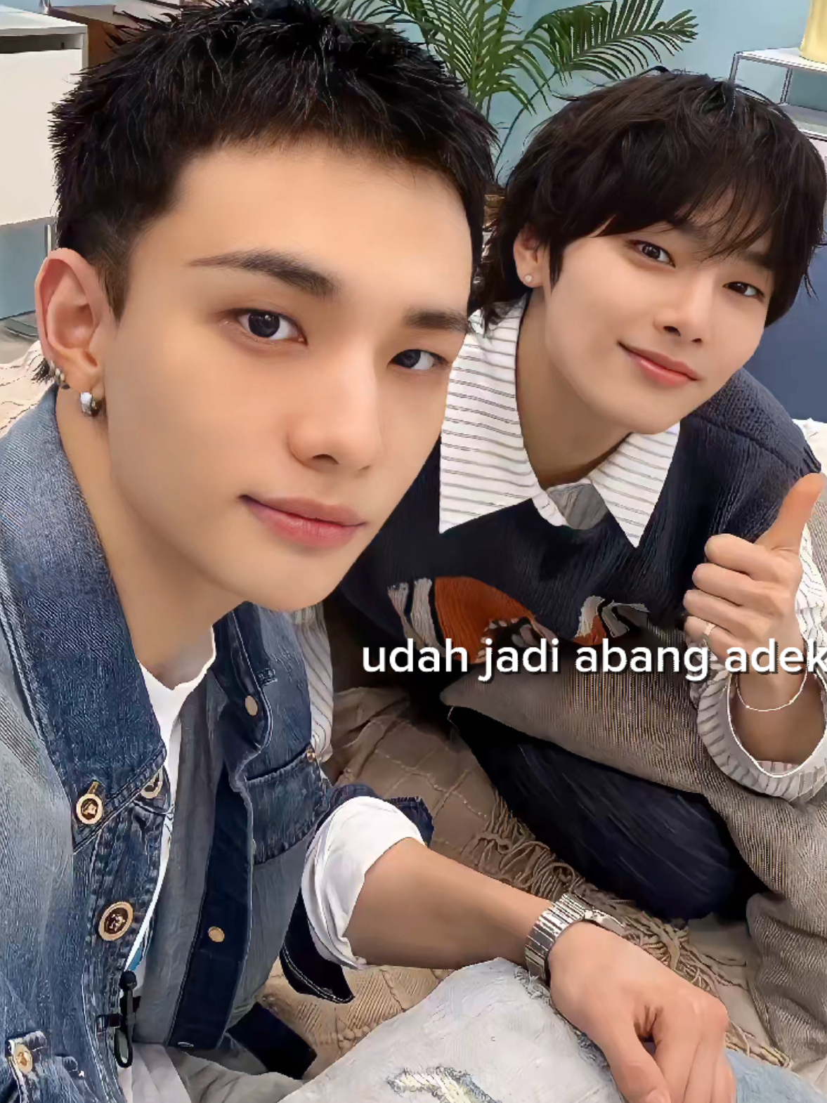 mau juga jadi adek lu jin, meski tuaan gua😩 #hyunjin #jeongin #hwanghyunjin #skz #straykids 