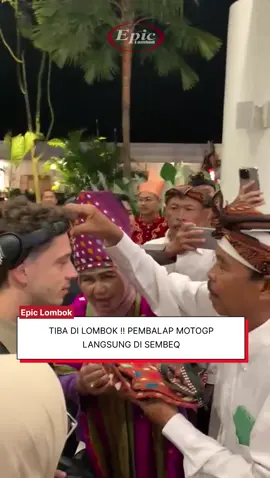Kepala Dinas Pariwisata Kabupaten Lombok Utara Dende Dewi Tresni Budi Astuti menyambut kedatangan Para Pembalap MotoGP di Bandara. Unik dan sakral saat pemangku adat memberikan sembeq kepada para pembalap sebagai bentuk penyambutan. Kearifan lokal yang dimiliki pulau Lombok, terlihat Kadispar mengenakan pakaian adat khas Bayan Lombok Utara yang biasa dikenal dengan sebutan Jong.