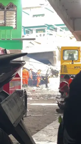 Bagian 2 | Proses upaya Evakuasi korban masih berlangsung yg dilakukan oleh Tim gabungan dri BPBD, Kepolisian & Instansi terkait hari ini.  Dilansir detikJatim, berdasarkan data yang dihimpun hingga Selasa (30/9/2025) per pukul 08.00 WIB, total ada 98 santri menjadi korban dalam peristiwa ini. Para korban dirawat di tiga rumah sakit, yaitu RSUD Sidoarjo, RSI Siti Hajar, dan RS Delta Surya.                           