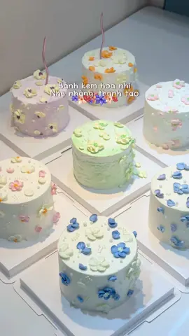 Bánh kem hoa nhí nhẹ nhàng cho những cô nàng dịu dàng, thơ mộng vào dịp 20/10 sắp tới.  #chongchongbakery #tiembanhchongchong #reviewanngon #banhsinhnhatdep #banhkem20thang10 #tanggi20thang10 #banhsinhnhathoa #banhkemhoa #banhkemhoanhi 