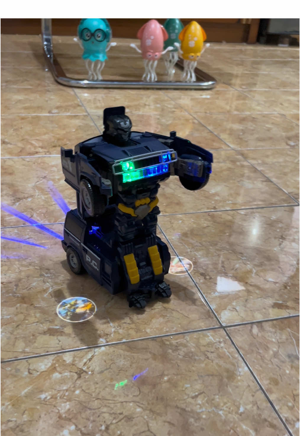 Mainan anak mobil polisi berubah jadi robot #mainananak #mainanviral #mainan #mainanmobilpolisiberubahjadirobot 