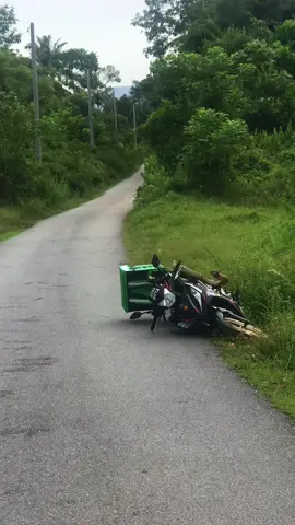 Al kisah pagi tadi tgh bawa motor king keluar tk sempat brekk😅 jalan terus ingt king masuk hutan sekali sangkut kt gear pandang kiri kanan tkde plk, tgok2 dekat gear😭 last2 pulas motor angkt kaki terjun terus dri motor😓 ##KingFirstCustomer##CedokKing