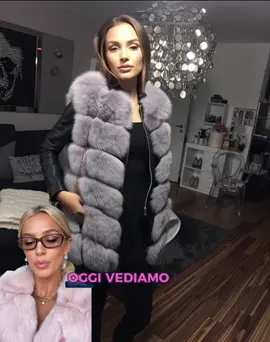 Ciao da Amelie 💞 oggi vi mostro lo smanicato che negli anni ha riscosso più successo 😍 il modello si chiama Snow ❄️ I suoi punti di forza: tasche, media lunghezza, qualità pelo eccezionale 🫶🏻 commenta e ti mando il link 👇🏻  . . . #OOTD #trendalert #dreamshop #fashiontok #modadonna 