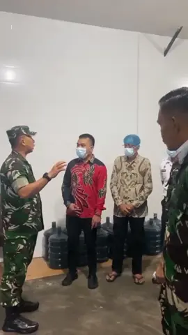 Pada hari Selasa, 30 September 2025, SPPG Ahmad Yani dikunjungi oleh Bapak Dandim 0315/TPI Letkol Inf Abdul Hamid S.I.P. Dalam kunjungan tersebut, beliau didampingi oleh Pasiter Dim 0315/TPI, Danramil 01/Kota, serta Pasiops Dim 0315/TPI. Kunjungan ini dilakukan untuk melakukan pengecekan bahan baku yang digunakan, dengan tujuan memastikan proses distribusi makanan kepada penerima manfaat dapat berjalan lancar tanpa hambatan. Melalui pengecekan rutin ini, diharapkan kualitas dan ketersediaan bahan baku tetap terjaga demi kelancaran pelayanan kepada seluruh siswa & siswi penerima manfaat di sekolah. #fypシ゚ #menumbg #makanbergizigratis #mbg #fypage 