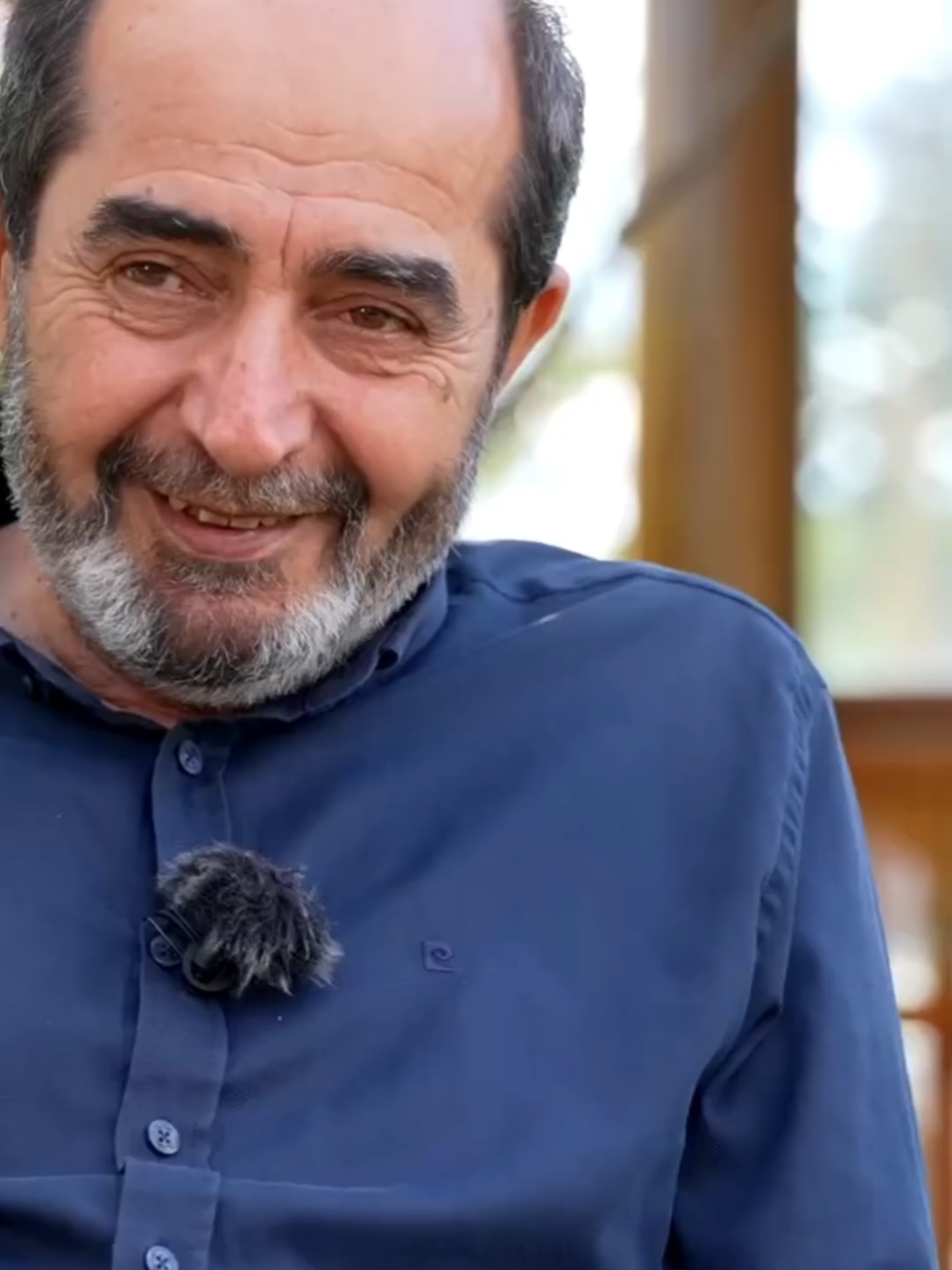 O'NA DUYULAN AŞK. |ALEMLERİN EFENDİSİ NE AŞK. | ÖMER DEMİRBAĞ 🌿 Ömer Demirbağ’ın sohbetlerinde aşkı yaratan aşkı, dua ve zikirlerin derinliğini, tasavvufun inceliklerini bulabilirsiniz. Abdulkadir Geylani’den Bediüzzaman Said Nursî’ye, Necip Fazıl Kısakürek’ten Hayati İnanç’a kadar pek çok kıymetli ismin izinde manevi yolculuğa çıkıyoruz. 📖 Sohbetlerimizde; Evlilik kader midir? sorusuna cevaplar, Dervişlik ve edebi yönelimler, Hayalhanem & My Mecra etkileri, Zikir ve musikînin ruhumuza kattıkları, İlahiler ve musikî ile kalbi huzura erdiren ezgiler yer almaktadır. ✨ Bu yolculukta aşkı, sabrı, edebi ve hakikati birlikte keşfediyoruz. 🎧 Dinlerken ruhunuzu besleyecek, kalbinizi huzura erdirecek manevi bir atmosfer sizleri bekliyor. 👉 “Gönül Mecram