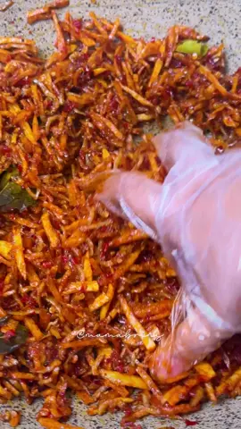 Assalamualaikum. Biasanya beli tapi hari ini mau bikin sendiri, stock lauk yang wajib ada di rumah 😍 Kentang Teri Mustofa @mamabrins  Bahan: 1.5 kg Kentang 250 gram Teri Medan 2 lembar Daun Salam 2 lembar Daun Jeruk Bumbu: 6 buah Cabe Merah Besar 20 buah Cabe Merah Keriting 10 buah Cabe Rawit 6 siung Bawang Putih 50 ml Air Putih 1.5 sdt Garam 3 sdm Gula Pasir 3 sdm Gula Merah 1 sdm Asam Jawa 50 ml Air Putih • #kentangmustofa #keringkentang #mamabrinsrecipe 