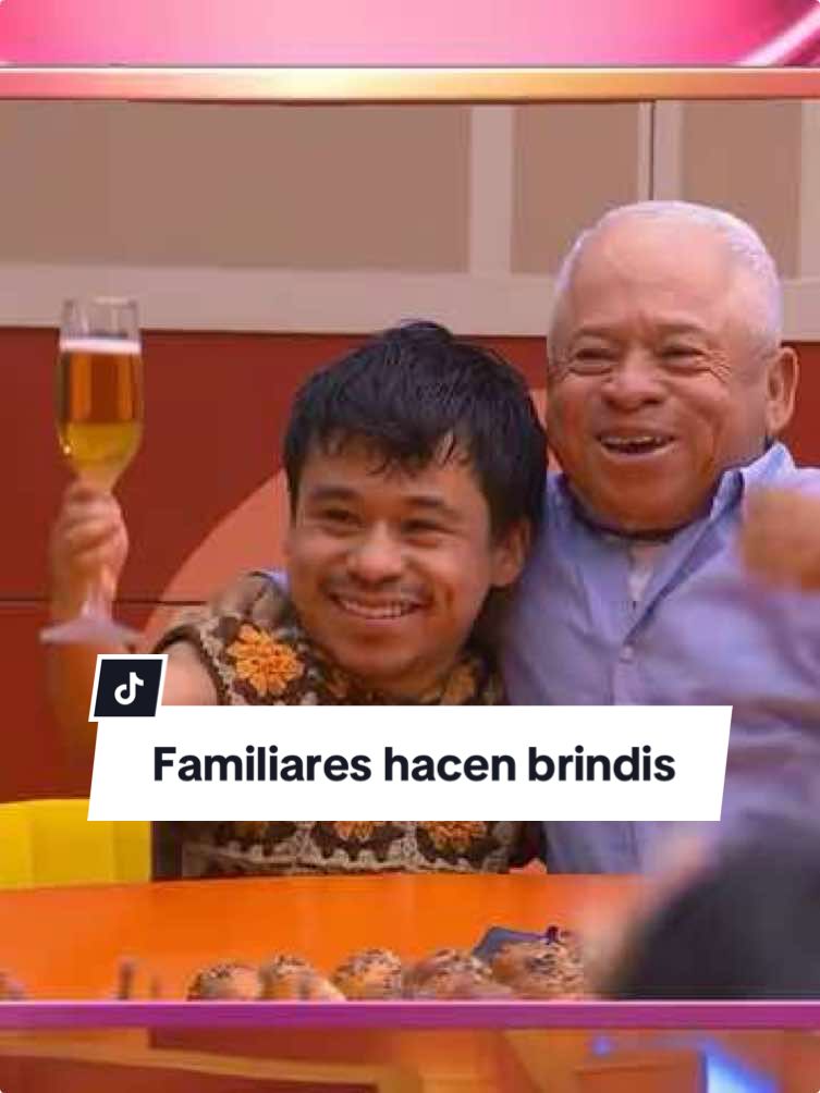 Familiares de mis habitantes hacen un brindis y dedican emotivas palabras.  Si quieres ver el momento COMPLETO, suscríbete ya a @vix y no te pierdas de nada con el 24/7 🔥 #LaCasaDeLosFamososMx, rumbo a la final, disponible también en #LasEstrellas y #Canal5.