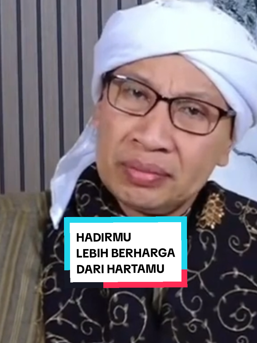 Sesibuk apa pun engkau mengejar dunia, jangan biarkan istri dan anakmu hanya mengenalmu lewat kiriman uang. Mereka butuh hadirmu, tawamu, ceritamu, dan pelukanmu. Karena sejatinya, rumah tangga bukan hanya soal nafkah, tapi juga kebersamaan yang menumbuhkan cinta💖 #selfreminder #ayah #ayahhebat #buyayahya #rumahtanggabahagia 