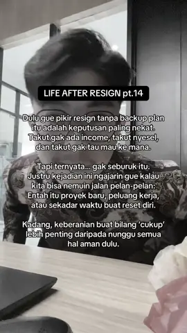 Resign tanpa backup plan itu salah satu ketakutan terbesar gue dulu. Takut gak ada income, takut nyesel, takut hilang arah. Tapi setelah ngalamin sendiri… ternyata gak seburuk itu. Justru dari situ gue belajar kalau keberanian buat bilang cukup bisa buka jalan ke banyak hal baru. Kadang, kita gak harus nunggu semua hal aman dulu baru berani jalan. Life after resign itu bukti nyata. ✨ Lo pernah ngalamin resign tanpa backup plan juga? Ceritain pengalaman lo di komen 👇 #Resign #LifeAfterResign #CareerJourney #CeritaKerja #CareerTalk 