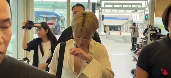 Jimin tiba di bandara ICN untuk menghadiri Dior fashion week 😭😍 ganteng bangetttt woeeeee 😭😭😭😭😭#jimin#fyp #btsfamilyarmy #groupbtsfamilyarmy 