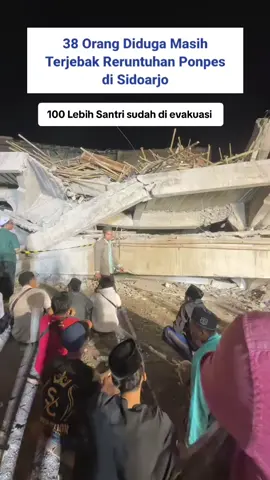 Terjadi saat salat Asar Wahid, salah satu santri yang selamat mengatakan saat insiden musala ambruk itu terjadi ratusan santri tengah menunaikan salat asar 