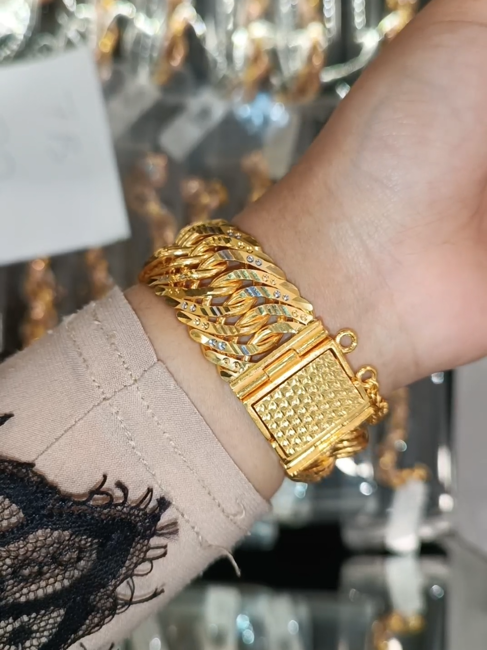 ✨DETAILS BARANG✨ Rantai Tangan Kait 4 Berat ➡️ 124.32g Panjang ➡️ 20.80cm Lebar ➡️ 2.30cm HARGA PROMO 🔐 RM64,496 #ampang #hostlive #fypmu #lipankait #cantik 