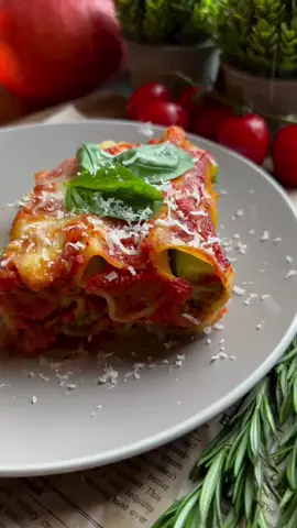 Каннеллони с рикоттой и шпинатом 🌱 Всем любителям пасты 🍝 Давайте приготовим сегодня невероятно вкусную и нежную пасту. Соус приготовим сами, так намного вкуснее, но если нет времени можно заменить на покупной (любой томатный соус для пасты). Для приготовления томатного соуса нам понадобится: 3 крупных помидора 2 красных перца 1 луковица 2 головки чеснока оливковое масло соль, сахар и специи по вкусу (у меня итальянские травы) 1. В форму для запекания выкладываем овощи и специи, поливаем небольшим количеством масла, накрываем фольгой и отправляем в разогретую до 190 градусов Цельсия на 45 минут. 2. Пока овощи запекаются приготовим начинку для каннеллони. Для начинки нам понадобится: сыр рикотта 400 г шпинат 100 г пару веточек базилика (зеленый) кедровые орешки 2 столовые ложки соль по вкусу чеснок 2 зубчика 1. В чашу блендера отправляем сыр, шпинат, листья базилика, кедровые орешки, чеснок и соль. Все смешиваем до однородности. 2. После того как овощи запеклись, снимаем кожицу с перца и томатов и перекладываем всё в чашу блендера, можно добавить немного воды, если соус получается густым. Так же я добавляю чайную ложку сахара, чтобы нейтрализовать кислоту томатов. 3. Начинку я перекладываю в кондитерский мешок, так удобнее начинять наши каннеллони. 4. Каждую трубочку заполняем начинкой и выкладываем в форму, заливаем нашим соусом (соус должен покрыть все трубочки) сверху можно положить сыр моцарелла, накрыть фольгой и отправить в разогретую до 175 градусов Цельсия на 45 минут. 5. После приготовления дать немного остыть и можно подавать, сверху обязательно присыпать тертым пармезаном.. это ну очень вкусно, попробуйте приготовить🫶🏻 #morning #breakfast #pasta #cannelloni #food 
