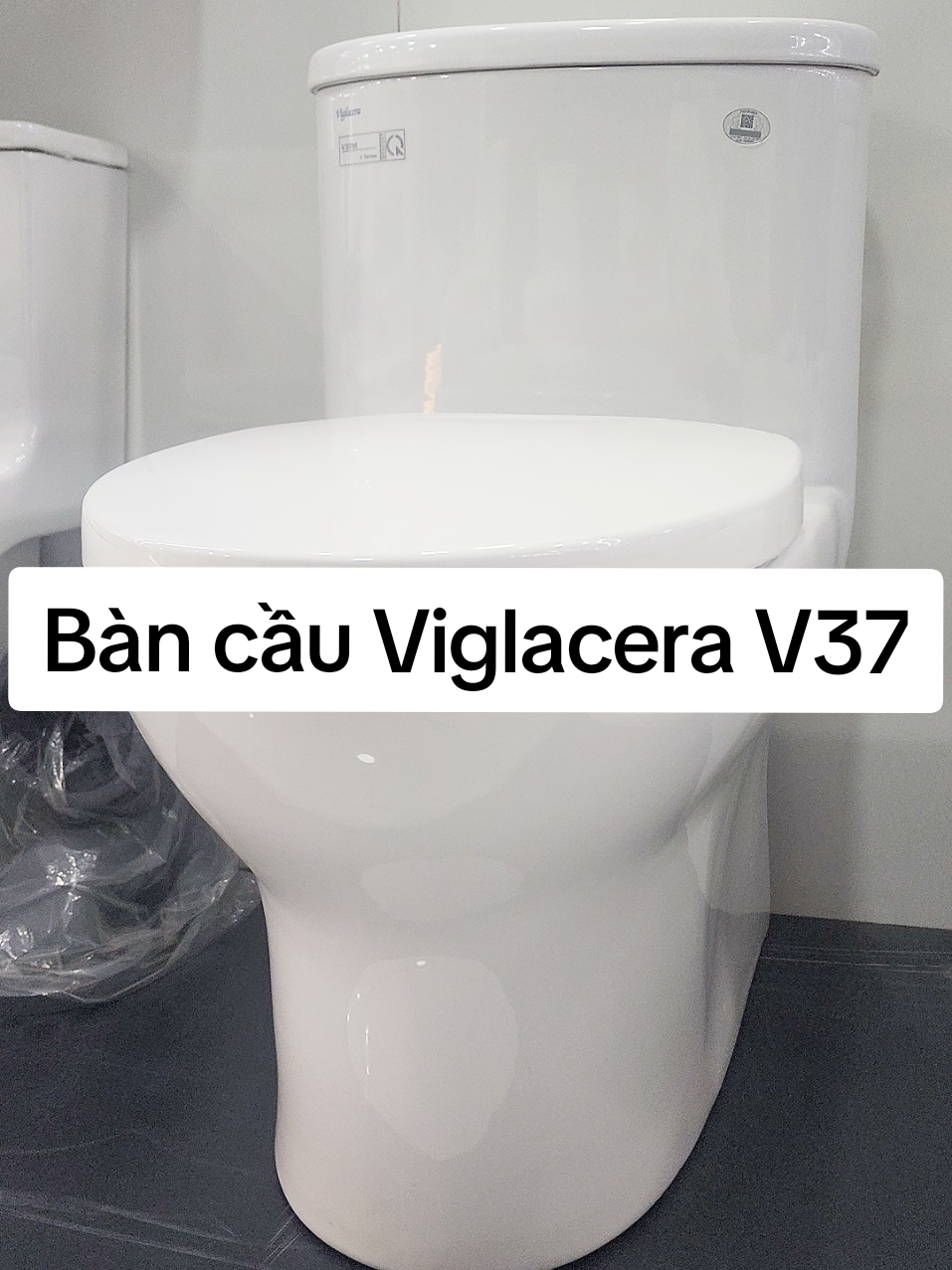 Trả lời @thuhuong8386 dạ. tuy không có thiết kế vành Rim không gốc khuất. Nhưng bàn cầu Viglacera V37 trang bị cho mình hệ thống xã rất mạnh mẽ. #showroomthuynhan #thietbivesinh #viglacera #dongha #quangtri 