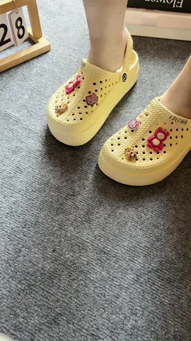 Sục tổ ong gắn sticker có quai đeo đế cao 5phân mềm và tôn dáng #reviewgiaydepgiare #suctoong #depsucnu #depsuctoong #deptoong 