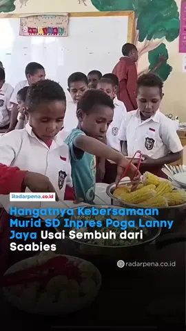 Momen hangat datang dari SD Inpres Poga, Distrik Poga, Kabupaten Lanny Jaya, Papua Pegunungan. Seorang guru membagikan video murid-murid kembali masuk sekolah usai seminggu libur karena wabah scabies. Dalam video yang diunggah akun Instagram mepa_rombepayung, tampak anak-anak menikmati menu sederhana hasil dukungan masyarakat, seperti jagung kukus, sayur buncis, telur saus, dan tomat dari kebun lokal. Sang guru menyebut kegiatan ini sebagai wujud syukur bisa kembali belajar bersama sekaligus mengajarkan anak-anak pentingnya kebersihan dan memanfaatkan pangan lokal. 🎥: IG/mepa_rombepayung —- #Radarpena #Radarpenanews #Papua #LannyJaya #SDInpresPoga       