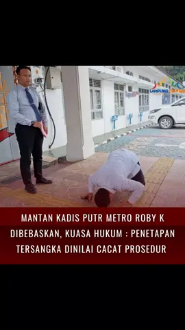 METRO, (LC)-- Mantan Kepala Dinas Pekerjaan Umum dan Tata Ruang (PUTR) Kota Metro, Roby Kurniawan Saputra, yang sebelumnya ditetapkan sebagai tersangka oleh Kejaksaan Negeri (Kejari) Metro kini dapat menghirup udara bebas. Itu karena Pengadilan Negeri Kota Metro telah mengabulkan permohonan praperadilan yang diajukannya, menyatakan penetapan tersangka dan penahanannya tidak sah. Hal itu sesuai dengan surat putusan Pengadilan Negeri dengan Nomor 3/Pid.Pra/2025/PN Met.  Putusan tersebut disambut gembira oleh tim kuasa hukumnya, yang dipimpin oleh Dede Setiawan. Dede Setiawan, dalam keterangannya kepada awak media pada Selasa, 30 September 2025, mengungkapkan rasa syukurnya atas putusan hakim praperadilan. 