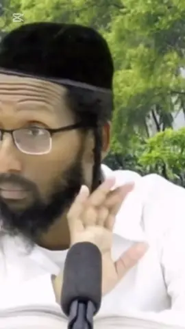 #CapCut אנו מדברים על הדור הנוכחי ועל הצורך לצאת מהמציאות המעוותת שלו. אנשים עוברים קשיים קשים מאוד, אך הפתרון נמצא בתורה הקדושה. אך יש אלה שלוקחים את התורה בצורה לא נכונה. כמו אדם שלוקח אנטיביוטיקה בצורה לא נכונה, כך גם עם התורה - יש לקחת אותה בעדינות ובמינון הנכון. אנשים לעתים מכניסים את עצמם לסרטים ודמיונות שאינם מציאותיים, כמו מי שחשב שחברתו צריכה להיות אשתו, ונכשל כאשר היא עזבה אותו.