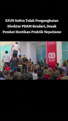 KENDARI(TEROPONGSULTRA.NET) Konsorsium Pemuda Juang Nusantara (KPJN) Sulawesi Tenggara (Sultra) menggelar aksi unjuk rasa di Kantor Wali Kota Kendari, Selasa (30/9/2025). Massa menolak pengangkatan Sukriyaman Suwardi sebagai Direktur Perusahaan Daerah Air Minum (PDAM) Kota Kendari yang diketahui merupakan saudara kandung Wakil Wali Kota Kendari. Koordinator aksi KPJN Sultra, Sastra Wijaya menilai keputusan tersebut mencederai prinsip integritas pemerintahan daerah dan berpotensi melanggar hukum. “Ini jelas praktik nepotisme yang tidak bisa ditoleransi. Bagaimana mungkin seorang saudara kandung pejabat politik justru dipilih menjadi direktur BUMD. Ini melanggar etika, aturan perundang-undangan, bahkan meruntuhkan kepercayaan publik,” tegas Sastra dalam orasinya. Menurut mereka, pengangkatan tersebut bertentangan dengan sejumlah aturan, mulai dari Undang-Undang Nomor 23 Tahun 2014 tentang Pemerintahan Daerah, Undang-Undang Nomor 30 Tahun 2014 tentang Administrasi Pemerintahan, hingga Peraturan Pemerintah Nomor 54 Tahun 2017 tentang BUMD, serta Peraturan Daerah Kota Kendari Nomor 1 Tahun 2023 yang secara tegas melarang adanya hubungan keluarga dalam kepengurusan perusahaan daerah. “Ironisnya, Wali Kota Kendari sering bicara soal integritas dan anti-KKN dalam setiap pelantikan pejabat. Tapi kenyataannya, standar ganda justru terjadi ketika menyangkut kepentingan kerabat politik tertentu,” sambung Sastra. Olehnya itu, KPJN Sultra menolak keras pengangkatan Sukriyaman Suwardi dan mendesak Wali Kota Kendari segera mencopot yang bersangkutan. juga meminta DPRD Kota Kendari menjalankan fungsi pengawasan dengan mengeluarkan rekomendasi pencopotan serta menggelar rapat dengar pendapat (RDP). Selain itu, massa aksi mendorong Ombudsman RI Perwakilan Sultra menelusuri dugaan maladministrasi dalam proses seleksi, serta mendesak aparat penegak hukum, termasuk Komisi Pemberantasan Korupsi (KPK), menyelidiki potensi praktik kolusi, korupsi, dan nepotisme (KKN). “Ini bukan sekadar persoalan administratif, tapi menyangkut tata kelola pemerintahan daerah. Kalau dibiarkan, nepotisme akan terus menjadi benalu birokrasi,” tegas Sastra. Pantauan teropongsultra, aksi unjuk rasa tersebut berlangsung dengan pengawalan ketat aparat Satuan Polisi Pamong Praja (Satpol PP) Pemkot Kendari. sempat terjadi dorong-dorongan antara massa aksi dengan personel Satpol PP. Menanggapi tuntutan tersebut, Wakil Wali Kota Kendari, Sudirman, yang didampingi Sekretaris Daerah Kota Kendari, Amir Hasan, menyatakan akan menindaklanjuti aspirasi KPJN dengan berkonsultasi ke Kementerian Dalam Negeri (Kemendagri). “Insyaallah minggu depan kami ke Kemendagri konsultasi. Jika melanggar, kami akan ganti,” ujar Sudirman di hadapan massa aksi. (TIM)