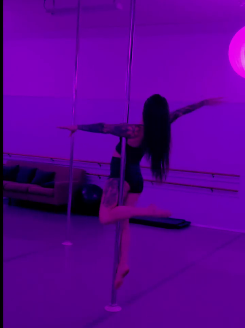 Move Babbyyyyy ✨️🎠✨️ #carouselpoleanddance #poledancer #dancereels #dance #seizurefree 