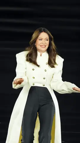 Pure joy! Actress Iris Berben dancing her way down the L’Oréal Défilé runway. ✨ Video: @gettyimages #madamemagazin #IrisBerben #LOreal #LOrealParis #LOrealDefile 