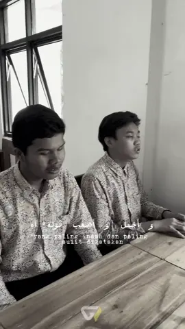 aku tidak butuh mata untuk mengagumimu, karena setiap detik rinduku adalah bukti. bahwa cinta sejati tak lahir dari pandangan, melainkan dari jiwa yang saling mengenali. semoga harimu senin terus 🥀 in frame: pak mukti, hanif, tommy, & rifki. . . . #dissability  #educationforall  #downsyndrome  #guruvirall  #semogaharimuseninterus🌻 