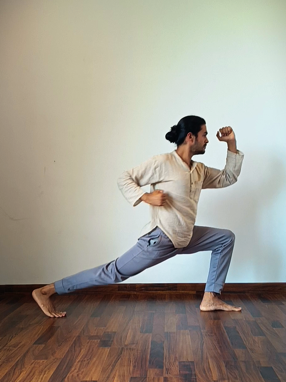 यो केवल वामअप  मात्र होइन, यो हाम्रो शरीरलाई जीवन्त बनाउने एउटा अद्भुत प्रक्रिया हो। जब हामी यसलाई अभ्यास गर्छौं, हाम्रो शरीरमा लचकता बढ्छ, शक्ति जागृत हुन्छ, र ब्यालेन्स मा पनि मजबुति आउछ। आजको व्यस्त जीवनशैलीमा शरीर अकडिनु, जोर्नीमा टेन्सन हुनु सामान्य कुरा बनेको छ। तर यो डाइनामिक वामअप नियमित गर्दा ती सबै स्टिफनेस र तनावलाई रिलिज गर्न सकिन्छ। यसले हामीलाई हल्का, ऊर्जावान् र  योगा आसनहरू गर्नमा सहज बनाउँछ। त्यसैले, यदि तपाईं स्वस्थ शरीर, सशक्त मन र उत्साही जीवन चाहनुहुन्छ भने—यो अभ्यासलाई आफ्नो दिनचर्यामा स्थान दिनुहोस्। दिनको केवल केही मिनेट, ३०/३० चोटि अभ्यास गर्दा नै तपाईं फरक महसुस गर्नुहुनेछ। #gurumargyoga #dynamicwarmup#yoga #pashupatinath #peace 