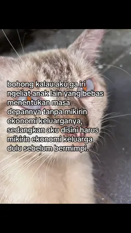 bohong kalau aku ga iri ngeliat anak lain yang bebas menentukan masa depannya tanpa mikirin ekonomi keluarganya, sedangkan aku disini harus mikirin ekonomi keluarga dulu sebelum bermimpi.#quotes 