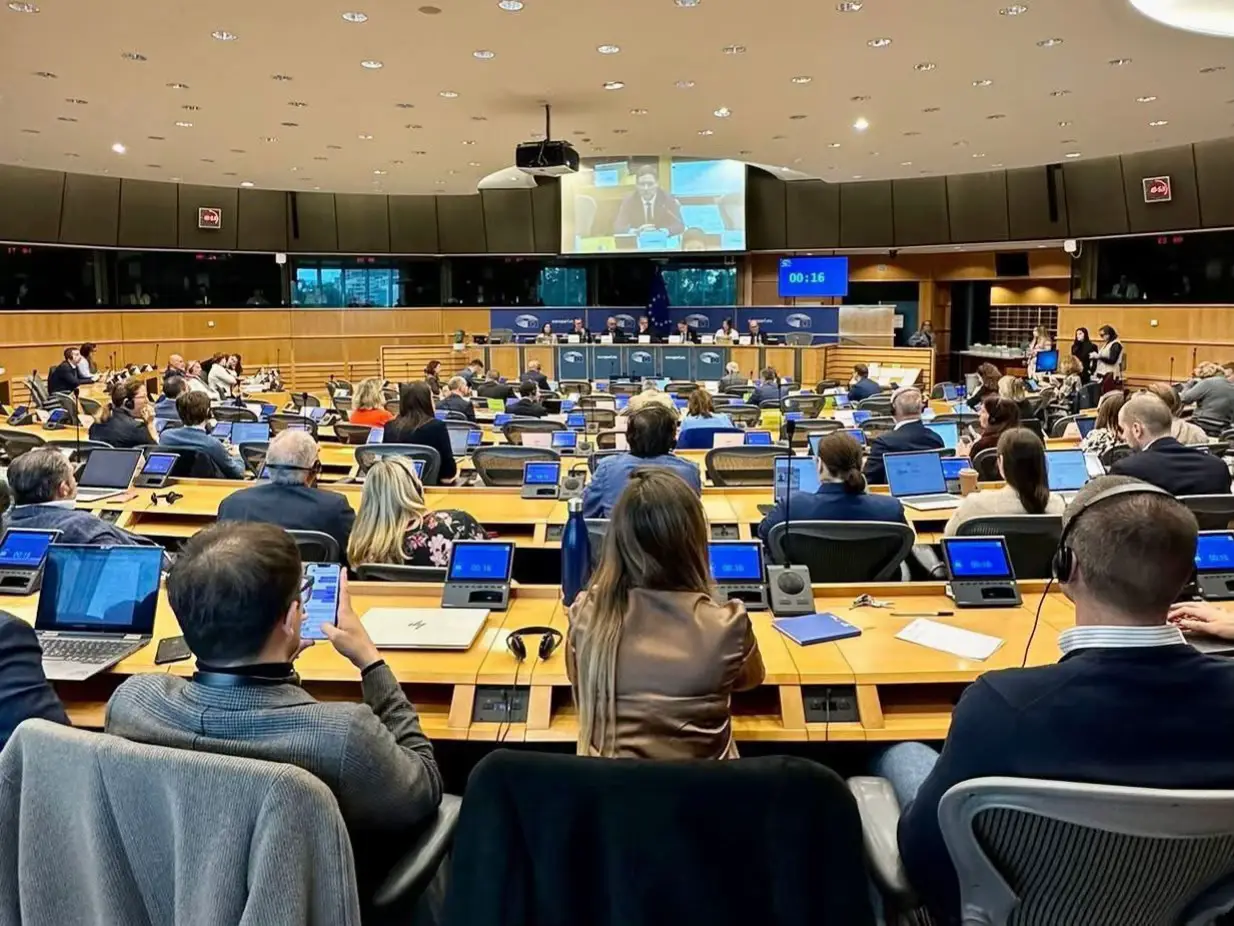 #VictorNegrescu: ,,Românii trăiesc, în medie, cu 7 ani mai puțin decât europenii din Vest, iar investițiile în sănătate variază între 500 și 5.000 de euro pe cap de locuitor în Uniunea Europeană. Astfel, în Comisia pentru Sănătate din Parlamentul European, am cerut comisarului european ca fondurile UE să fie folosite și pentru reducerea acestor decalaje majore Est–Vest și pentru menținerea unui buget dedicat programului EU4Health. Comisarul pentru sănătate a recunoscut oficial existența acestor disparități și s-a angajat să integreze în viitoarele programe europene o dimensiune clară de corecție și coeziune. România trebuie să gândească continuarea Programului Operațional Sănătate în viitorul buget european pe termen lung. Totodată, trebuie să ne asigurăm că o parte importantă din cele 22 de miliarde de euro pe care le va gestiona Comisia Europeană va fi folosită în direcțiile de interes pentru țara noastră. 👉 Voi continua să lupt pentru ca și românii să beneficieze de aceleași șanse la viață și tratament ca orice alt cetățean european. #UE #Sănătate #EU4Health #Cohesion”