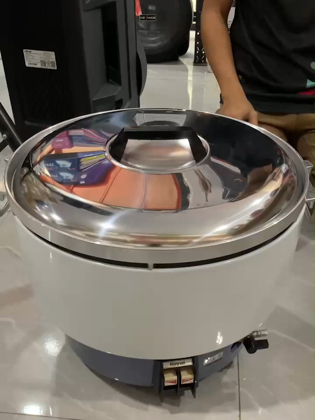 Rice Cooker buat hajatan, vibes masak jadi chef beneran! 🧑‍🍳 Nggak perlu ribet, Rice Cooker Gas Rinnai RR-50 A ini cocok buat masak nasi super banyak (kapasitas 5 Liter!) dengan hasil matang merata. Pokoknya #AntiGagal buat acara besar. Praktis, awet, dan serbaguna (bisa kukus lauk juga!). Gak perlu pusing lagi mikirin nasi, effort dikit hasil maksimal!🔥 #RiceCookerGas #Rinnai #Rizquna #MasakGampang #DapurKeren #rizqunajatibarang #bulak #indramayu #jatibarang #solusi_cerdas_belanja_puas!!!
