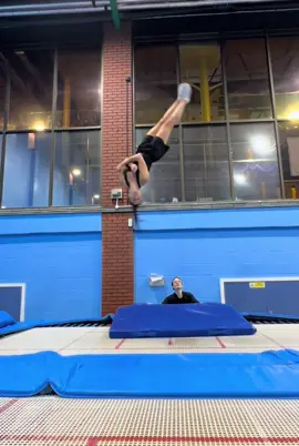 Wait for the celebration 🙌 thanks @alice.arc.walker 🙏 #trampoline #backfull #twist #stunts #training 