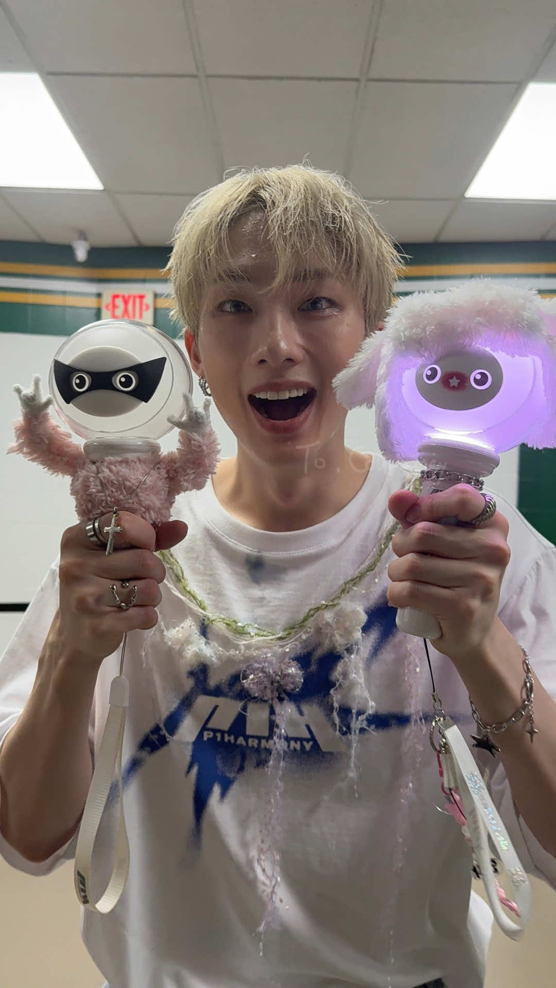 the customized lightsticks my sister made for me & my friend got jiung’s stamp of approval. 🙂‍↕️ #p1harmony #piwon #p1h #jiung #mostwanted 