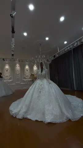 Always try to make brides feel a pleasant surprise Amanda Novias#amandanovias #weddingdress #bodamexicana #luxuryweddingdress #vestidodenovia