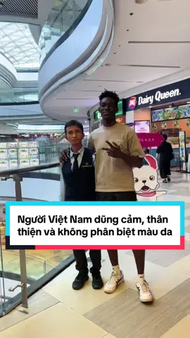 Watching more: @NAUDEN  Vietnamese friendly, love and happy #tour #travel #tiktokviral 🙌🏽🫂