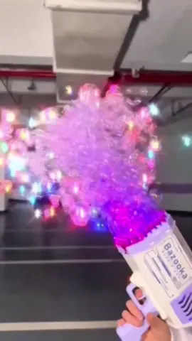 #fyp #好物分享 #goodthing #tiktok Malaysia#炫酷泡泡机 Recommend this cool bubble machine to everyone. Lubang peluncuran mesin gelembung ini meningkat kepada 69，dan kebahagiaan meningkat dua kali ganda. Selamat datang untuk komen.
