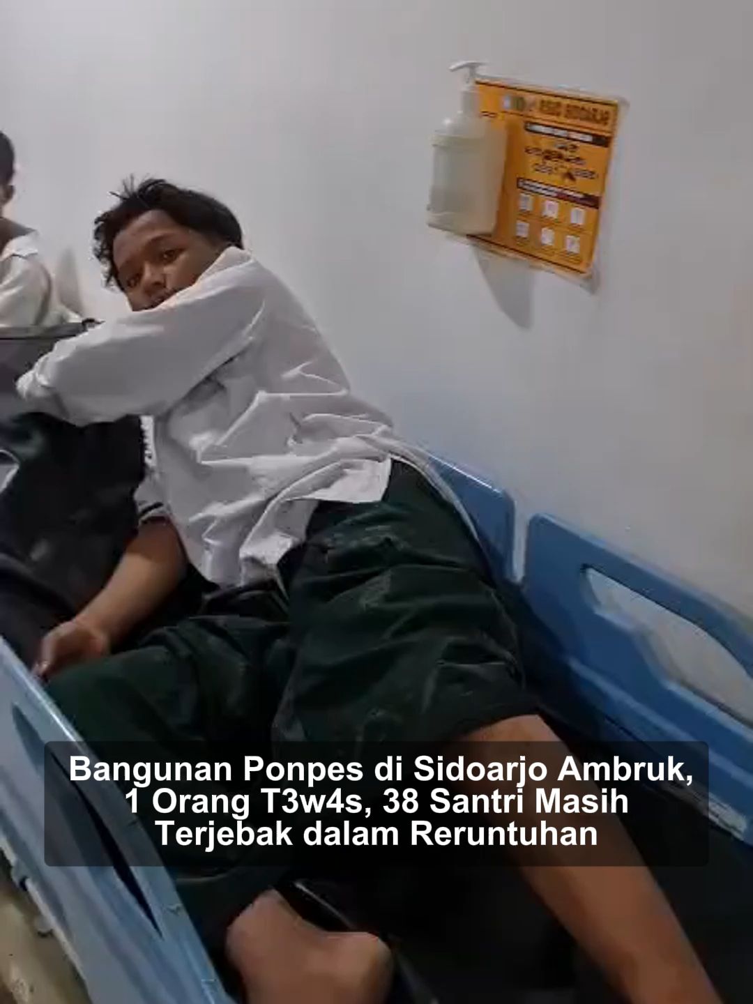 Tim SAR gabungan terus berpacu dengan waktu untuk mencari 38 santri dan pekerja yang diduga masih terjebak di bawah reruntuhan bangunan Pondok Pesantren (Ponpes) Al Khoziny di Kecamatan Buduran, Sidoarjo, Jawa Timur, hingga Selasa (30/9/2025). Badan Nasional Penanggulangan Bencana (BNPB) merilis data terbaru mengenai tragedi yang terjadi pada Senin (29/9) sore tersebut. Hingga saat ini, total 102 jiwa telah berhasil dievakuasi dari lokasi kejadian. 