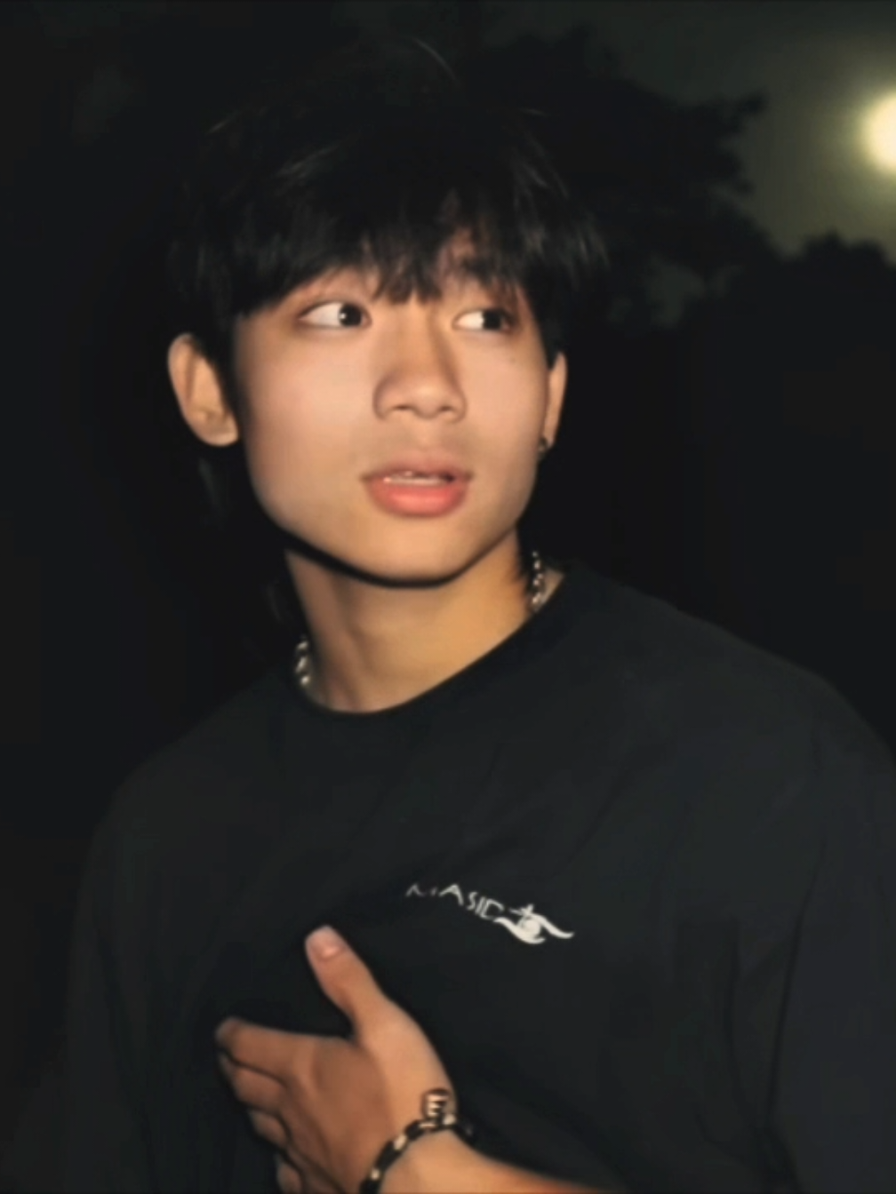 #POV: One shot  Y/N's POV Hindi ko rin alam kung bakit pumayag pa akong makipagkita kay Jeo ngayong gabi.  Siguro dahil kahit umamin ako na gusto ko siya—kahit alam kong may iba—hindi pa rin ako handa na tuluyang bitawan yung parte ng buhay ko na siya ang kasama. Nasa paborito namin kaming café, parehong spot sa gilid ng bintana.  Iba na yung pakiramdam hindi na katulad ng dati. “Ayos ka lang?” tanong niya habang pinaglalaruan yung stirrer ng kape niya. Tumango ako, pilit na ngumiti. “Oo naman. Ikaw?” “Medyo” sagot niya. Tahimik kami pareho ito yung klase ng katahimikan na parang may pader sa pagitan namin. “Jeo” basag ko. “Bakit mo ko pinapunta dito?” Huminga siya nang malalim. “Kasi ayokong matapos ‘to nang hindi man lang tayo nag-usap. Ayokong mawala ka na lang bigla.” Napakagat labi ako. “Hindi ko naman ginusto to pero mahirap para sa akin.” 