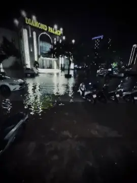 爱一个人其实不需要理由，但是当你停止爱的时候，就会有很多理由。 Yêu một người thât ra không cần lý do cả nhưng khi hết yêu, lại rất nhiều lý do