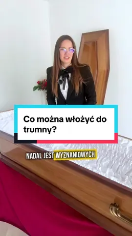 Co można umieścić w trumnie? Od drobiazgów symbolicznych jak różaniec czy fotografia aż po rzeczy osobiste: koc, ulubione przedmioty, a nawet wędkę. Zasadniczo ograniczeń jest niewiele. Trzeba jednak pamiętać o jednym ważnym wyjątku: przy kremacji nie można wkładać nic, co zawiera baterie. A Ty o jakim nietypowym przedmiocie wiesz, że ktoś chciał go zabrać „w ostatnią podróż”? #PaniOdPogrzebów #GodnePożegnanie #ŚmierćBezTabu #Funeral #ObalamyMity