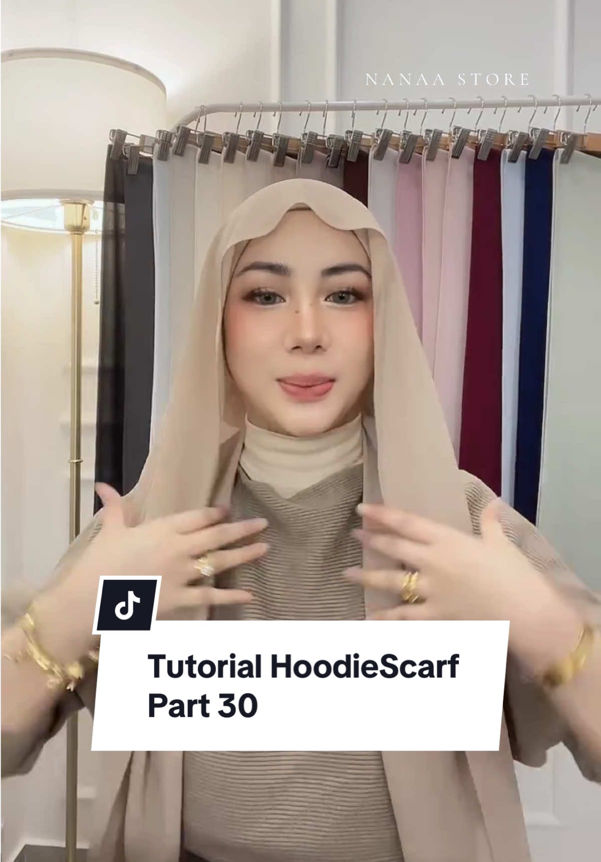Hoodie Shawl in code Latte 🤎 Size : 1.8m Material : Chiffon Georgette  (lembut & ringgan) Bag kuning di showcase❗️ #Hoodieshawl #pinlessshawl #softchiffonshawl #tutorialshawl #fluffyinner 