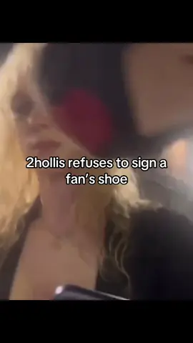 2hollis refuses to sign a fan’s shoe #sleazepop #2hollis #fakemink #janeremover #lucybedroque 